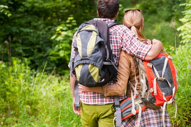 Paar wandelen in het bos