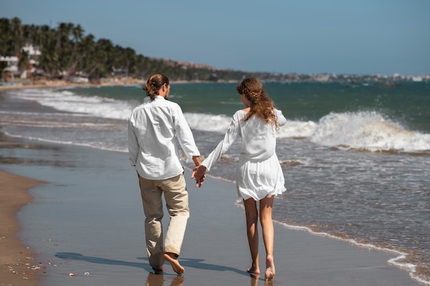 Paar wandelen op het strand tijdens vakantie