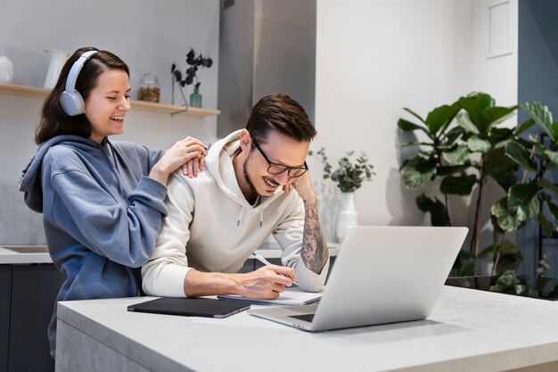 Paar werken samen vanuit huis keuken