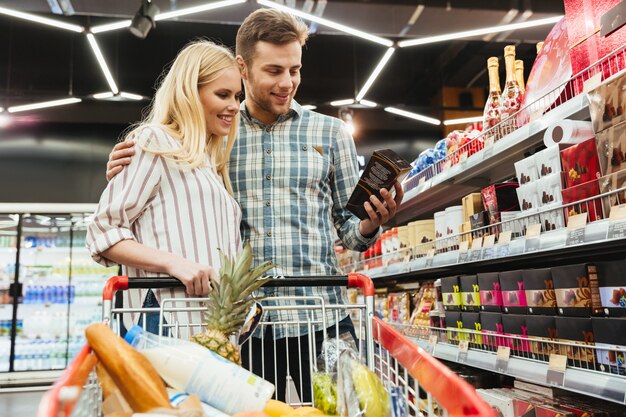 Paar winkelen in de supermarkt