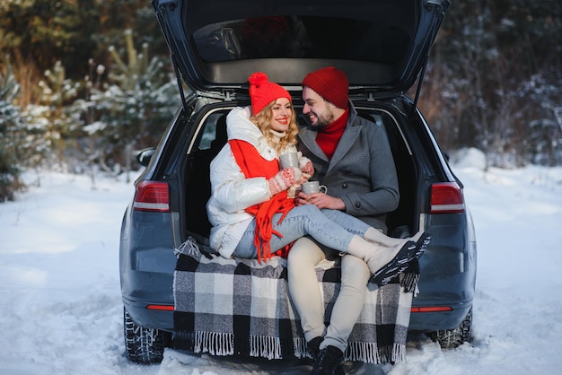 Paar zittend in de kofferbak in de winter liefdesverhaal