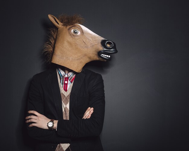 paard masker man in de studio