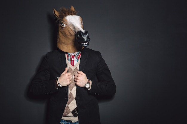 paard masker man in de studio