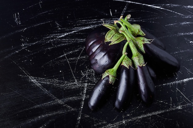 Paarse aubergines op zwart