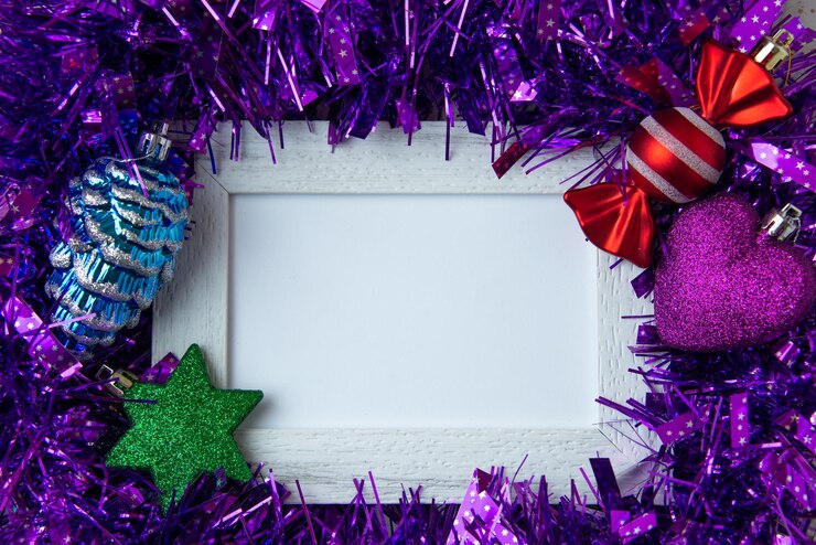 Gratis Foto paarse decoratie met fotolijst en speelgoed als nieuwjaarsconcept op een onscherpe achtergrond