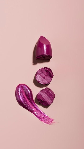 Paarse lippenstiftschaduw op roze bovenaanzicht als achtergrond