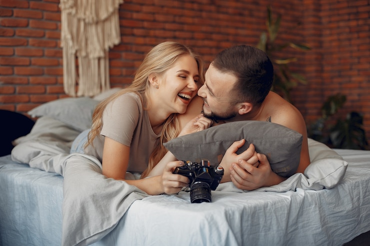 Gratis Foto paarzitting op een bed in een ruimte