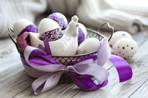 Paascompositie met eieren versierd met paarse glitters