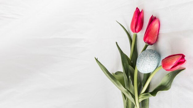 Paasei dichtbij bos van bloemen