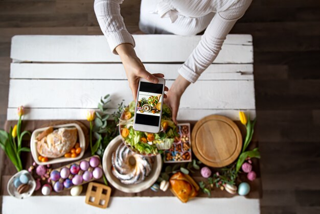 Paasvakantie. foto van de tafel van de telefoon.