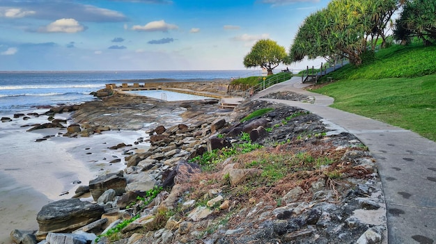 Pad naar de zeebaden in de buurt van de stille oceaan