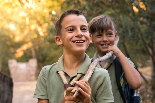 Gratis foto padvinders die tijd doorbrengen in de natuur