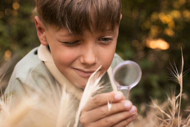 Padvindersleden die plezier hebben in de natuur