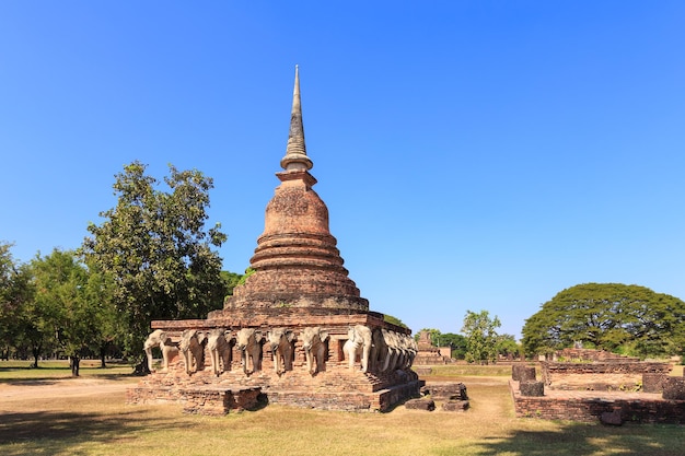 Pagode met olifantenbeeldhouwwerk Wat Sorasak Shukhothai Historical Park Thailand