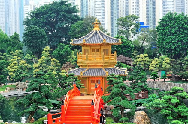 Pagodestijl Chinese architectuur in tuin in Hong Kong.