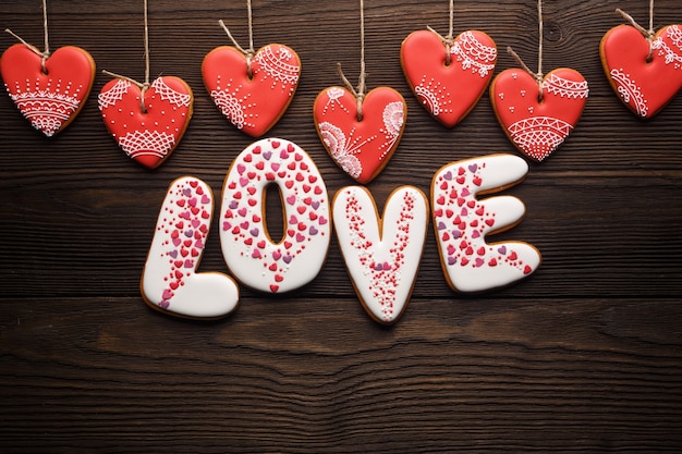 Palabra &quot;amor&quot; en galletas Blancas con corazones Colgando de cuerdas