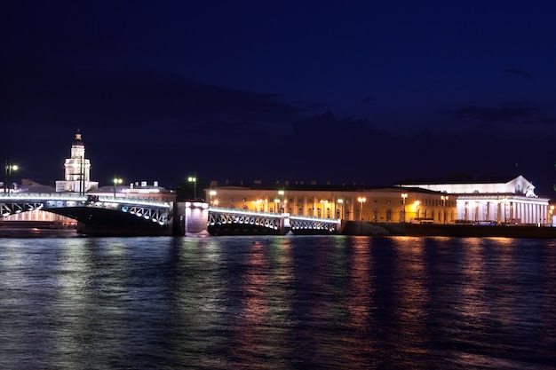 Paleis brug in de nacht