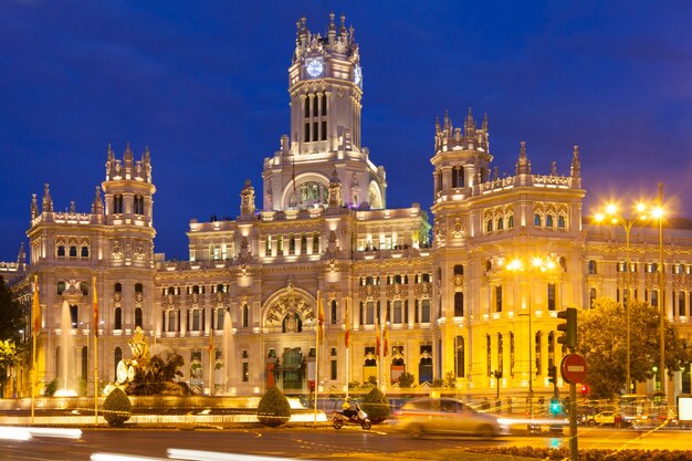 Paleis van communicatie in de avond. Madrid, Spanje