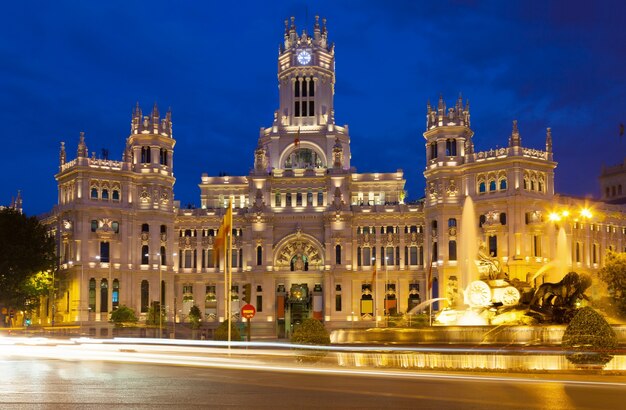 Paleis van communicatie in de nacht. Madrid, Spanje