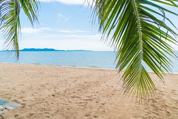 Palm en tropisch strand in Pattaya in Thailand