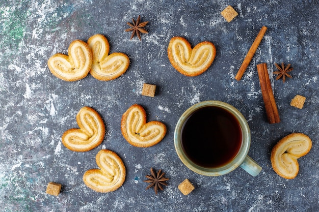 Palmier bladerdeeg. Heerlijke Franse palmier koekjes met suiker