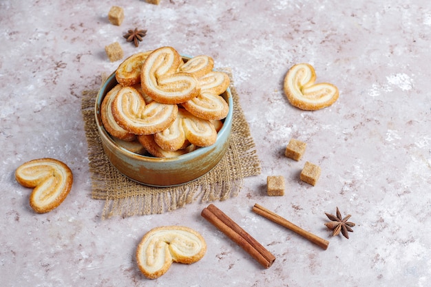 Palmier bladerdeeg. Heerlijke Franse palmier koekjes met suiker