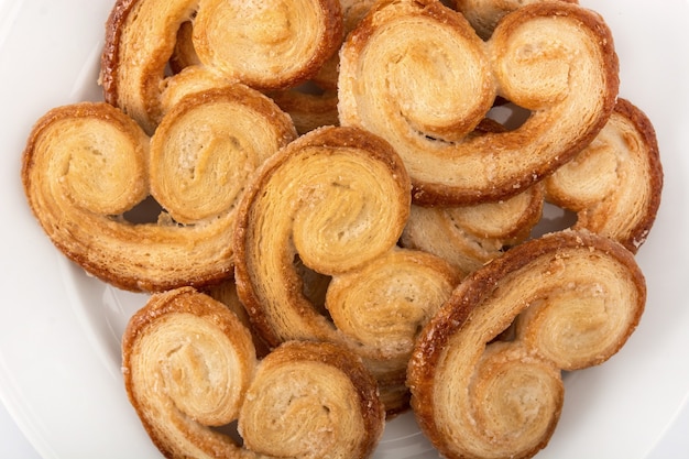 Palmier bladerdeeg in plaat geïsoleerd op een witte achtergrond