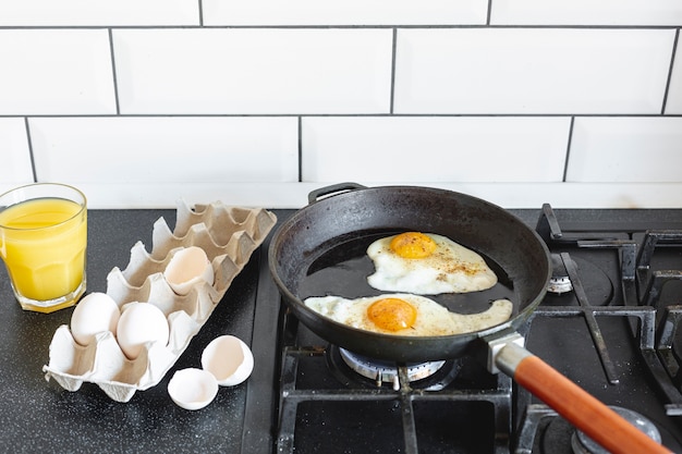 Gratis foto pan met gebakken eieren en jus d'orange