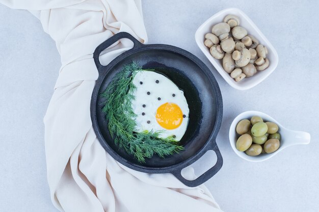 Pan met omelet en champignons, olijven