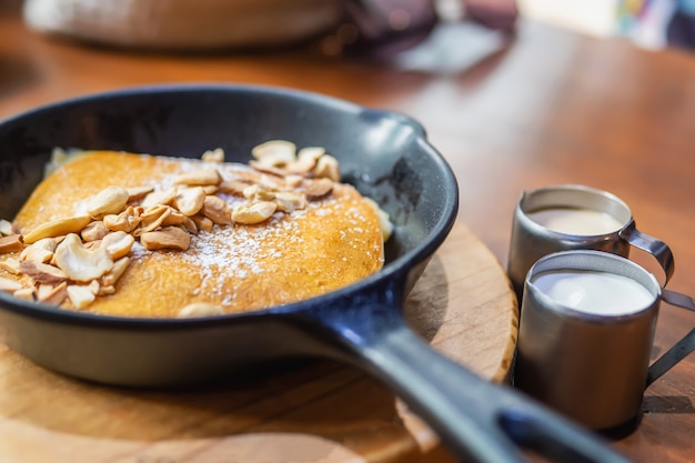 Pannekoek die op houten lijst wordt geplaatst