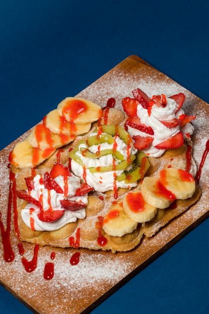 Gratis foto pannenkoek met fruit en room