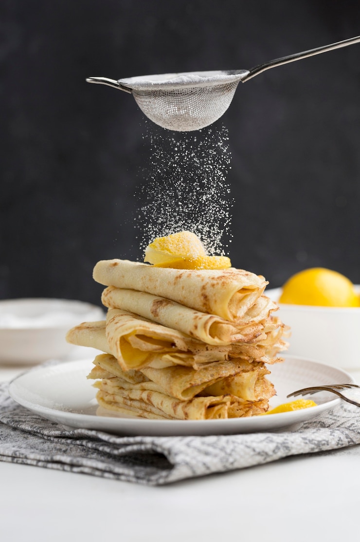 Gratis Foto pannenkoeken bedekt met poedersuiker