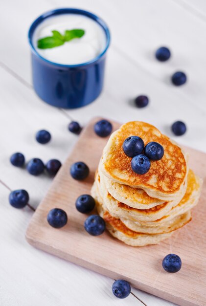 Pannenkoeken met bosbes op snijplank