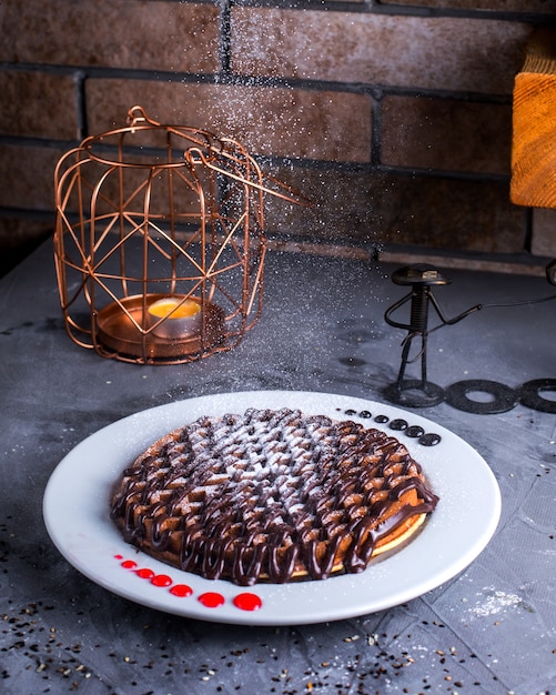 Pannenkoeken met chocolade op tafel