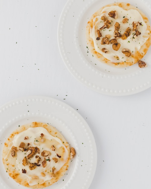 Pannenkoeken met gesmolten kaas en noten, bovenaanzicht