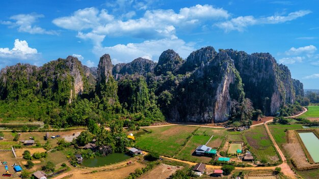 Panorama van kalksteenbergen bij Noen maprang Phitsanulok Thailand