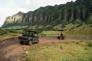 Gratis foto panoramamening van jeepauto in hawaï