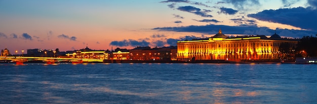 Panoramisch uitzicht op de rivier de Neva in zonsondergang