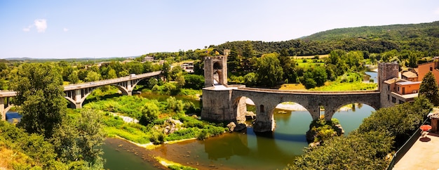 Panoramisch uitzicht op twee bruggen in Besalu