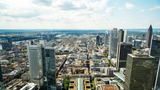 Panoramisch uitzicht over Frankfurt vanaf een wolkenkrabber Duitsland