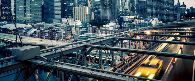 Panoramisch zicht op de Brooklyn Bridge in New York City.