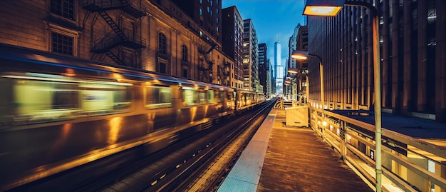 Panoramisch zicht op de treinlijn richting Chicago Loop bij nacht, VS