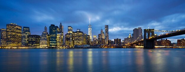 Panoramisch zicht van New York City Manhattan midtown in de schemering