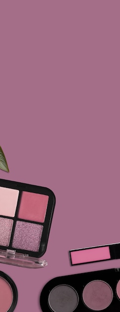 Gratis foto panoramische banner met make-up en cosmetische producten