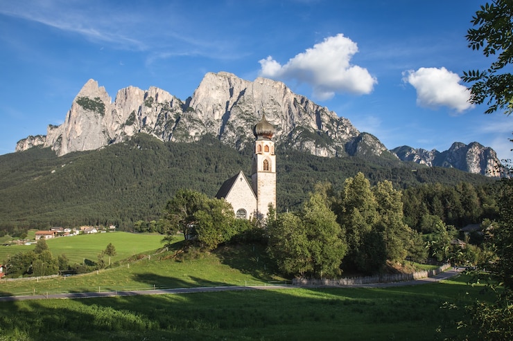 Gratis Foto panoramische opname van een de st. valentin kerk met de schlern-berg in italië