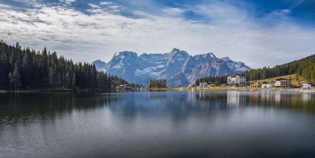 Panoramische opname van het meer Lago di Misurina met reflecties in de Italiaanse Alpen