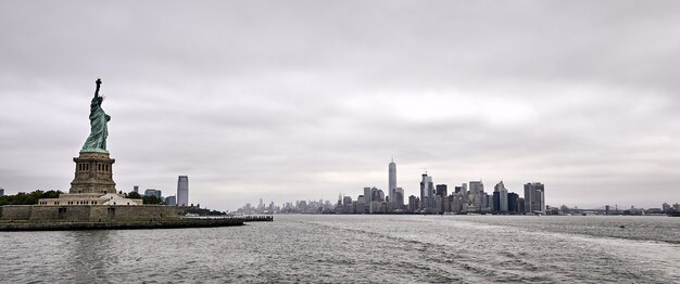 Panoramische opname van het verbazingwekkende Vrijheidsbeeld in de stad New York