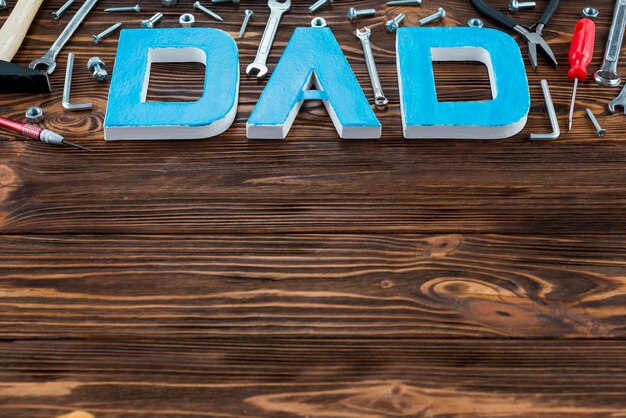 Papa inscriptie met verschillende tools op houten tafel