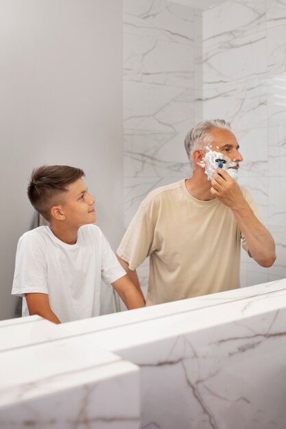 Papa leert zijn jongen hoe hij zich moet scheren