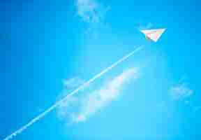 Gratis foto paper planes in blue sky